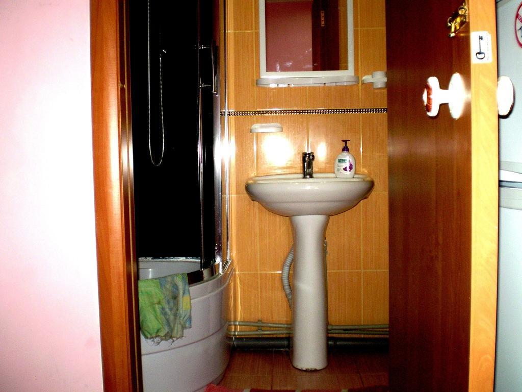 2 Комнаты 4 Дивана Чкалова-Садовая "Сити Центр" 2 Этаж Wi-Fi 2 Этажный Отдельный Дом نيكولايف الغرفة الصورة